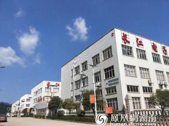 开发区向红工业园的长江电子公司是一家从事高性能电子陶瓷产品研发